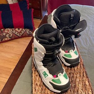 DC Snowboarding boots, mens size 6